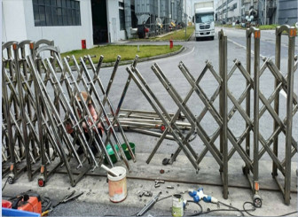 Tiết lộ sốc: Suýt mất mạng vì cổng xếp tự động kém chất lượng.
